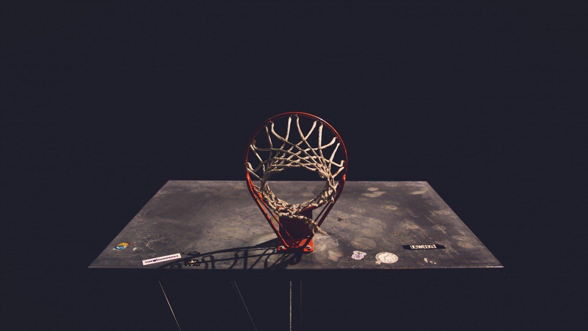 NBA季后赛激战正酣，东西部豪强争夺总决赛门票