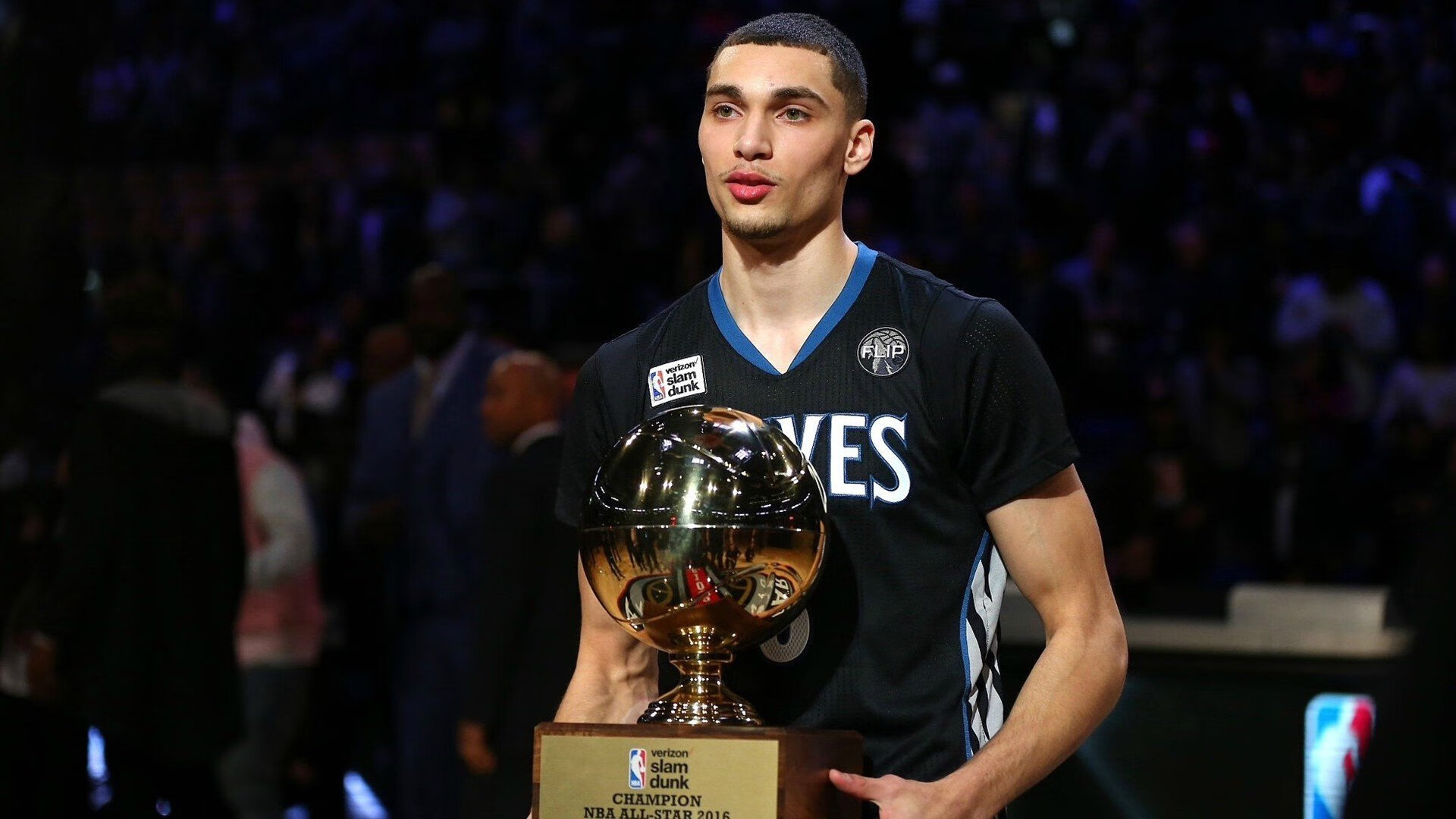 百米飞人巅峰对决 新星闪耀打破十年纪录