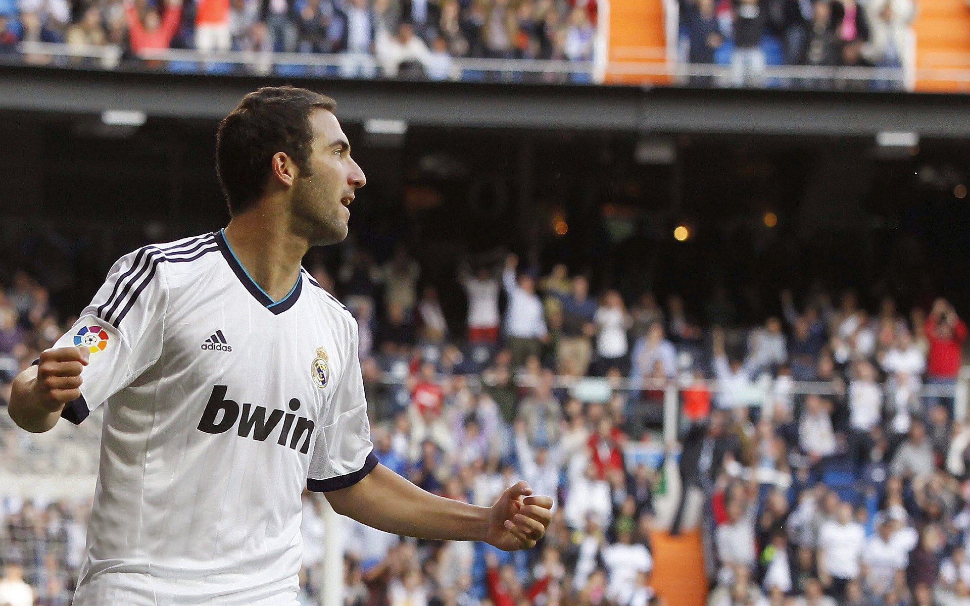 中超联赛激战正酣，争冠保级形势白热化，本土新星闪耀赛场